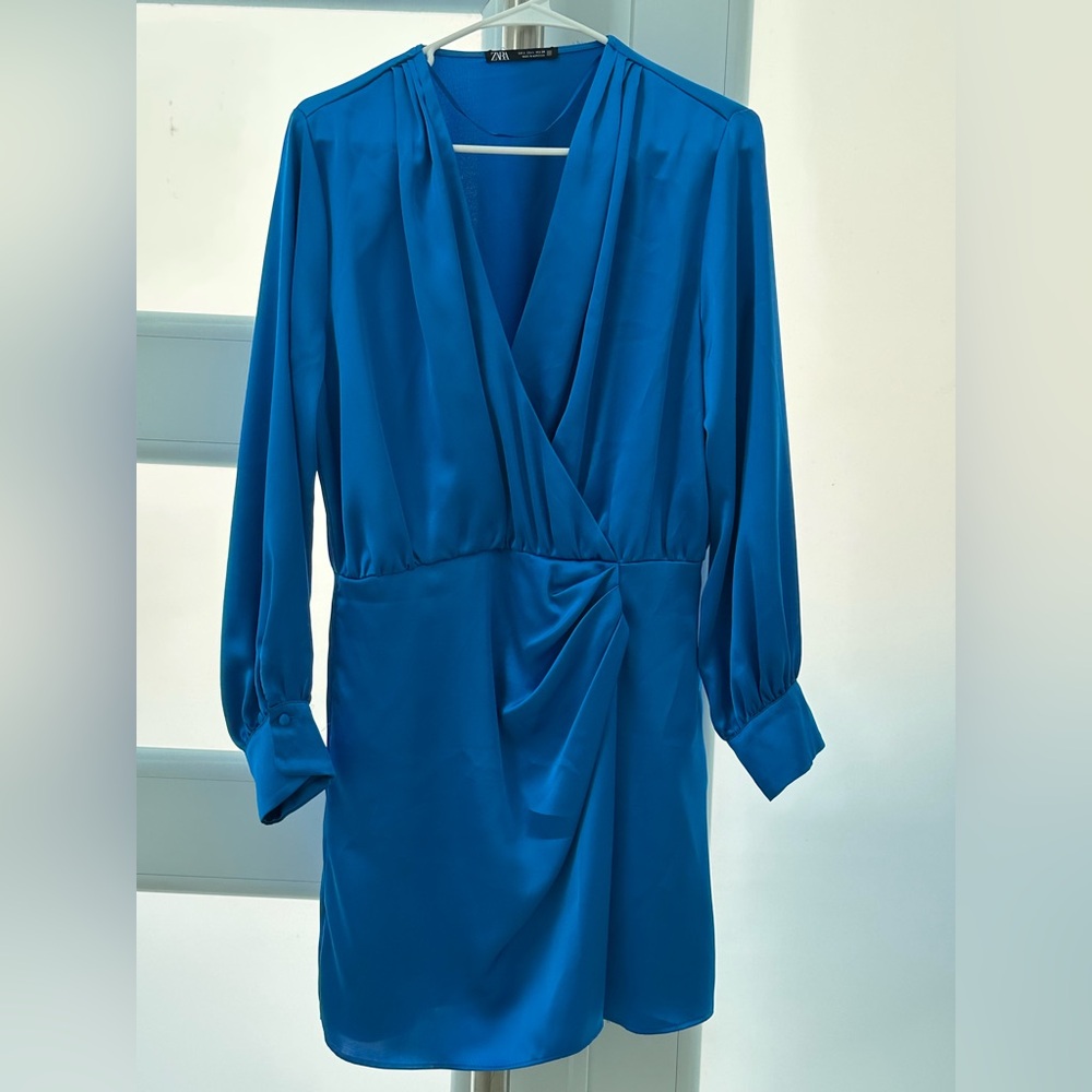 Traje marca Zara
Precioso color Azul añil satinado